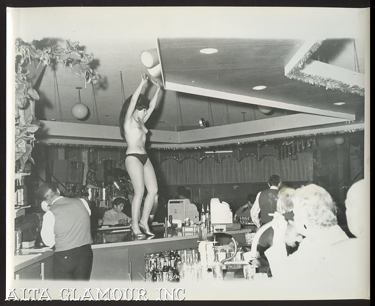 Item #95068 PHOTO - Topless Brunette Dancer At The Peppermint Tree
