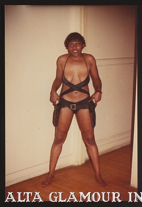 Item #99621 AMATEUR COLOR PHOTO - Bikini Clad Gun-Tote'n Mama